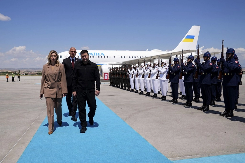 Zelensky Arrives in Ankara Seeking Air Defenses, Drone Deals at NATO Summit
