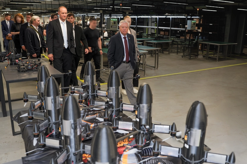 US Senator Lindsey Graham Praises Ukrainian Drone Tech During Visit to SkyFall Plant
