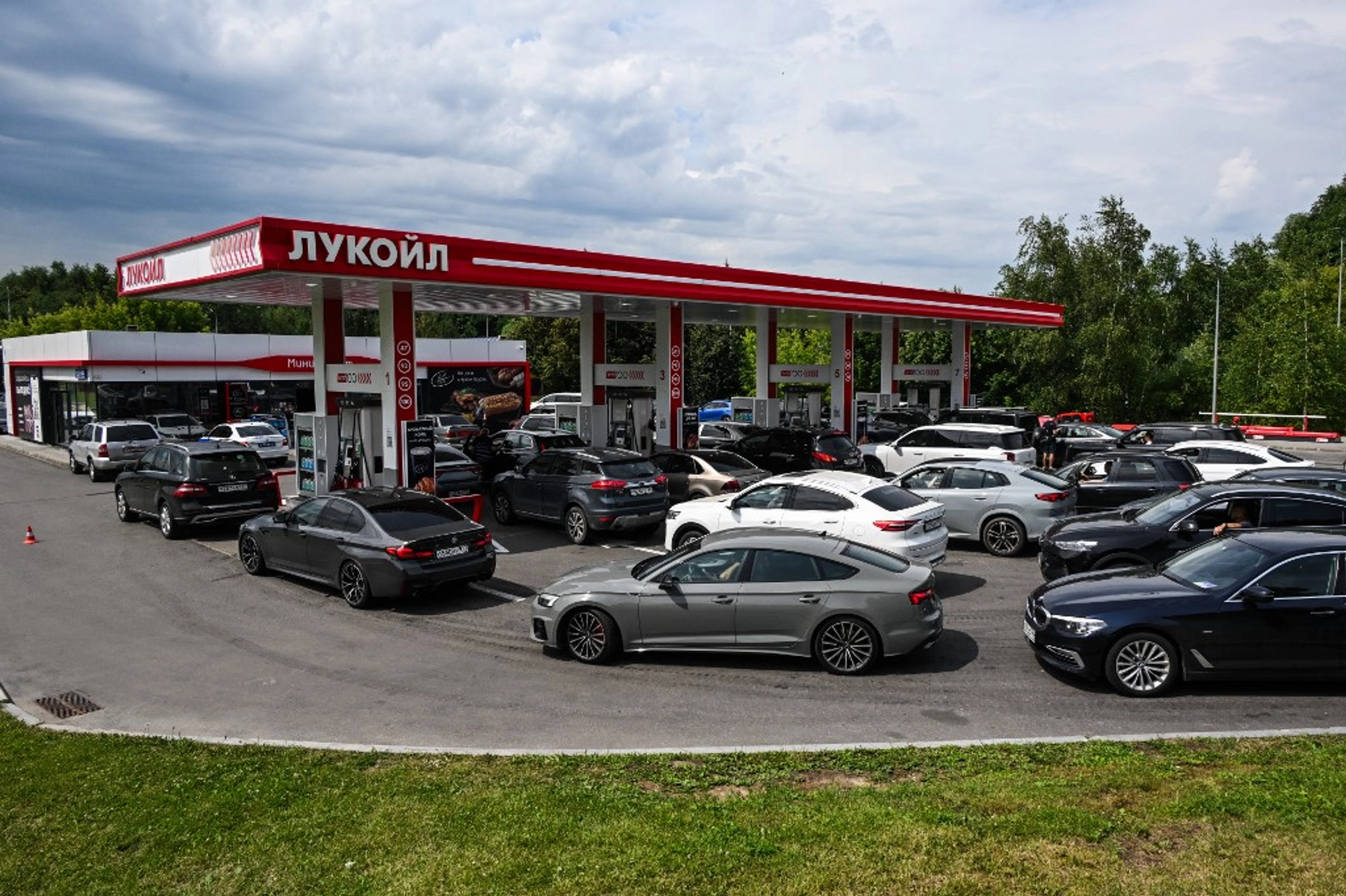 Russian Authorities Deploy Teachers to Gas Stations to Manage Drivers