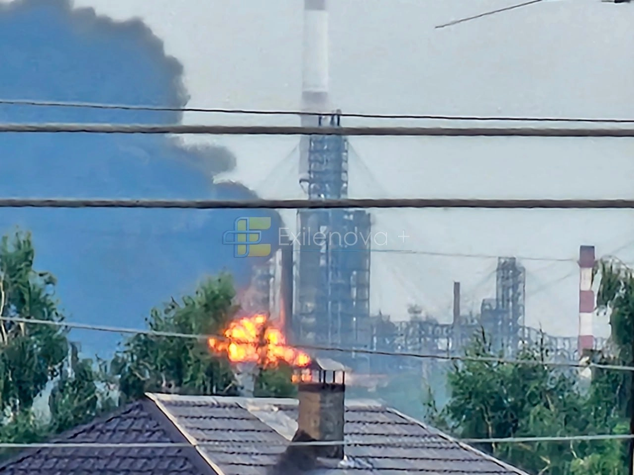 Ukrainian Drones Strike Syzran Oil Refinery and Russian Tanker