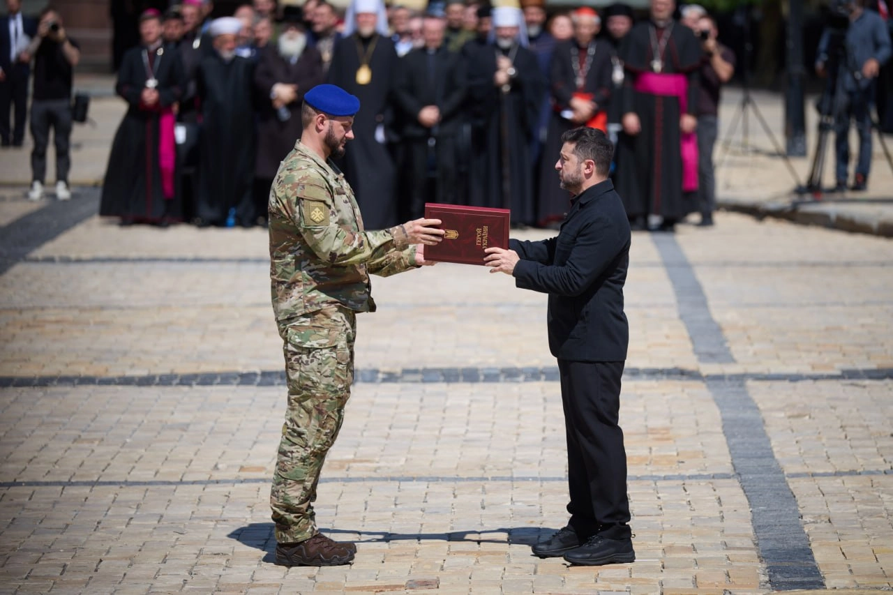 Zelensky Honors Heroes, Medics, Energy Workers on Statehood Day, Awards 10 Young Ukrainian Passports