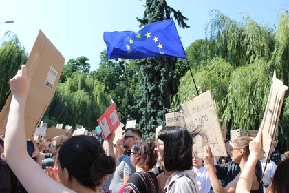 No Defense Minister, Protests in the Streets – Ukraine Edges Toward Political Crisis