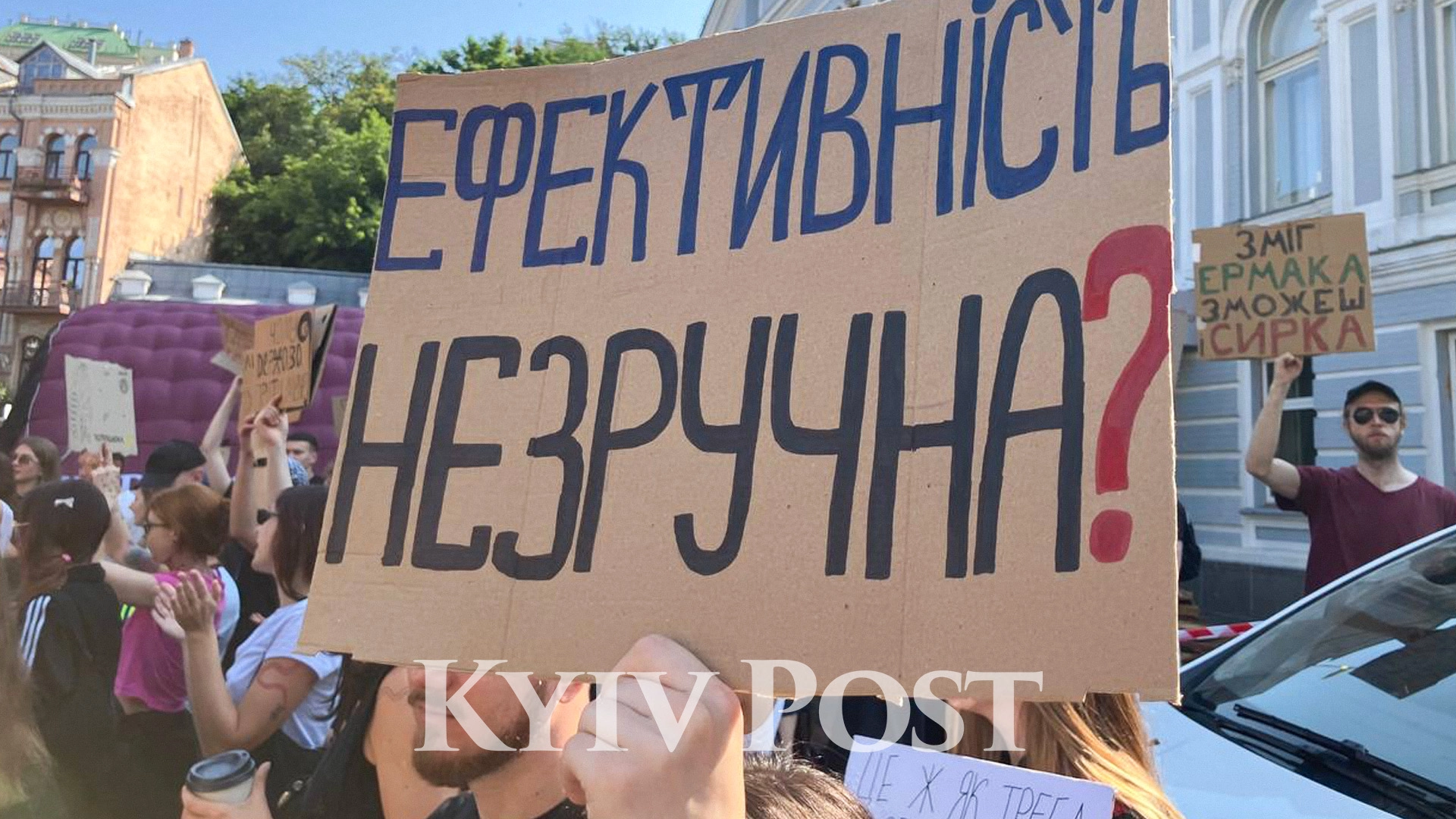 Photo: a protest against the dismissal of Defense Minister Mykhailo Fedorov gathered near the Ivan Franko Theater in Kyiv (Sergii Kostezh / Kyiv Post)