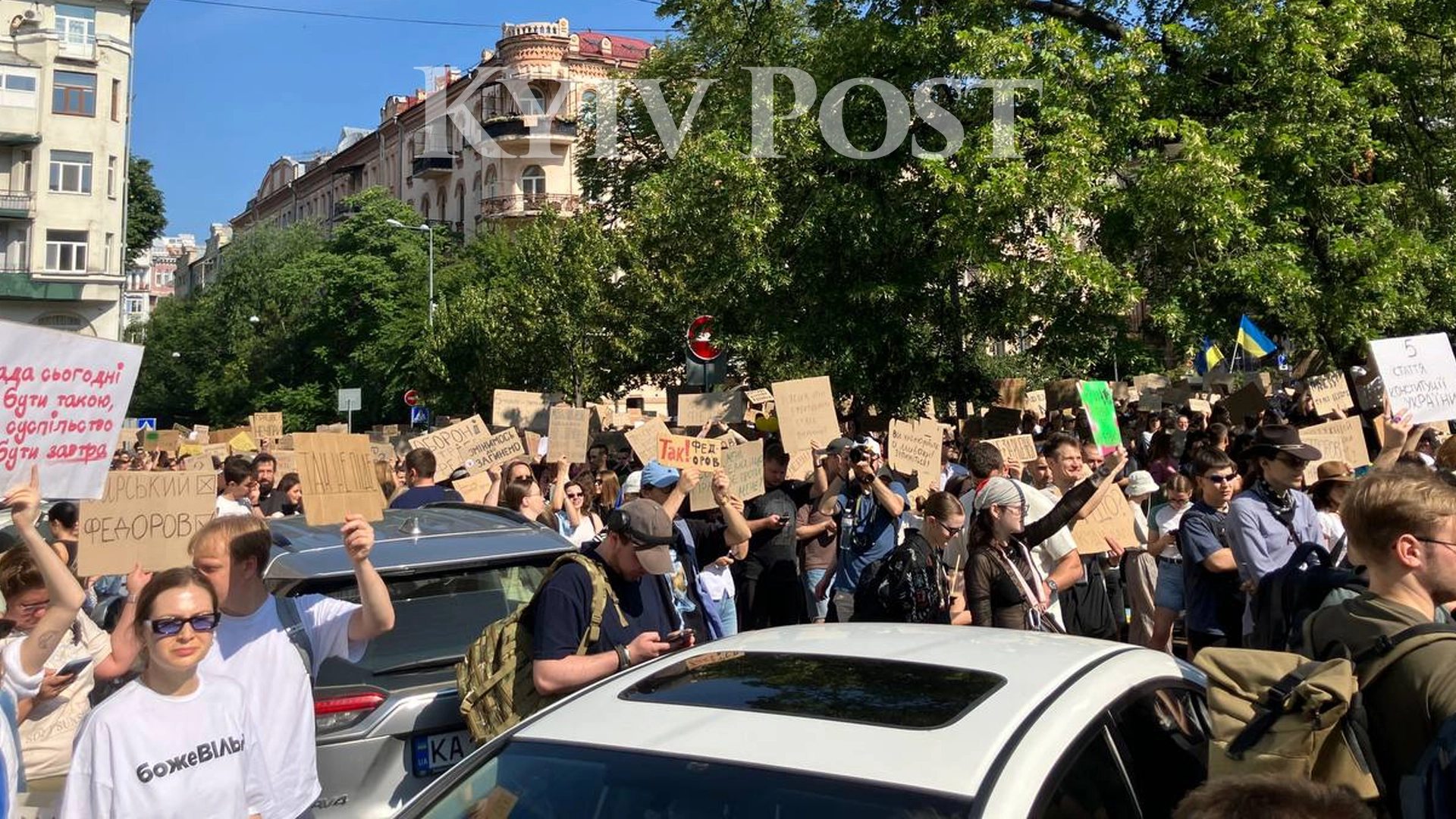 Photo: a protest against the dismissal of Defense Minister Mykhailo Fedorov gathered near the Ivan Franko Theater in Kyiv (Sergii Kostezh / Kyiv Post)
