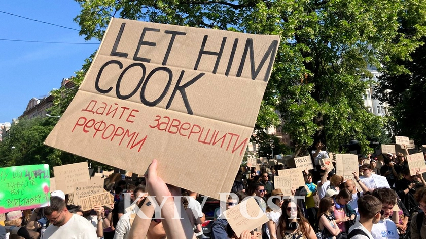 ‘Change or Perish’: Thousands Rally in Kyiv Against Fedorov’s Dismissal