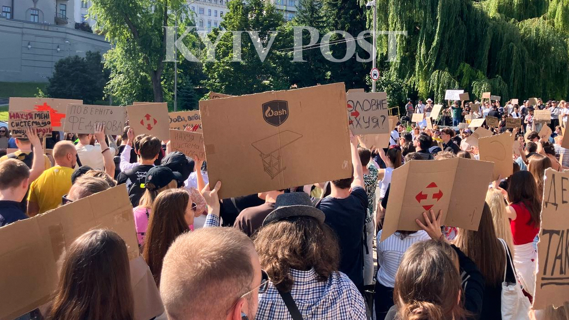 Photo: a protest against the dismissal of Defense Minister Mykhailo Fedorov gathered near the Ivan Franko Theater in Kyiv (Sergii Kostezh / Kyiv Post)