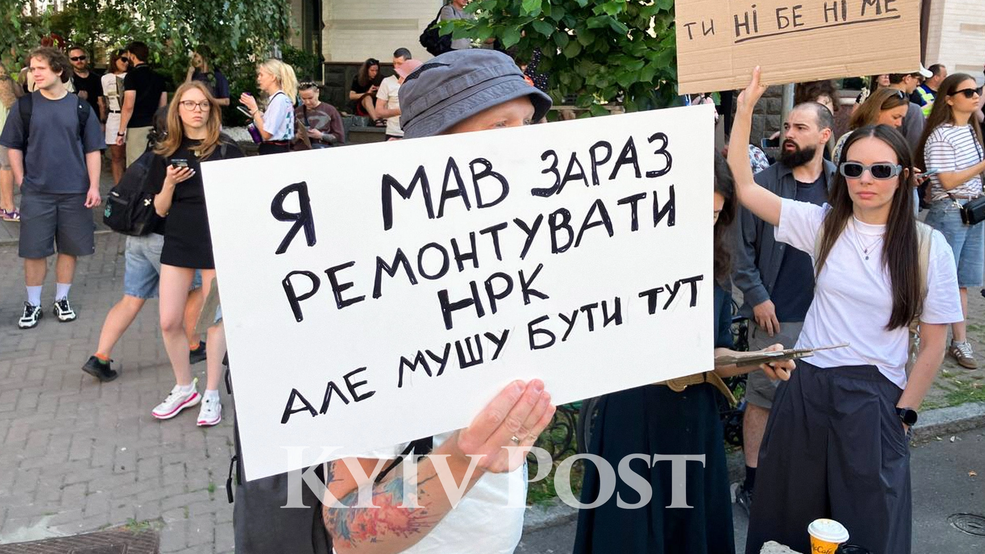 Photo: a protest against the dismissal of Defense Minister Mykhailo Fedorov gathered near the Ivan Franko Theater in Kyiv (Sergii Kostezh / Kyiv Post)