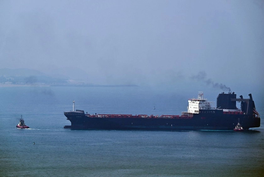 Sanctioned Russian Shadow Fleet Tanker Spills Oil Near Oman Coast