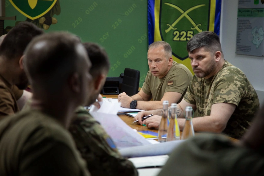 На тлі протестів командувачі ВМС і ДШВ підтримали Сирського