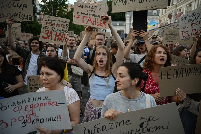 Zelensky Faces Deepening Political Crisis as Protests Dig In