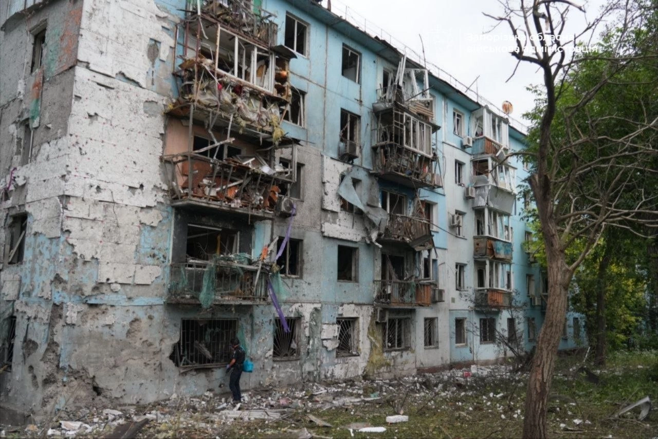 Russia Strikes Zaporizhzhia with 5 Aerial Bombs, Wounding 18