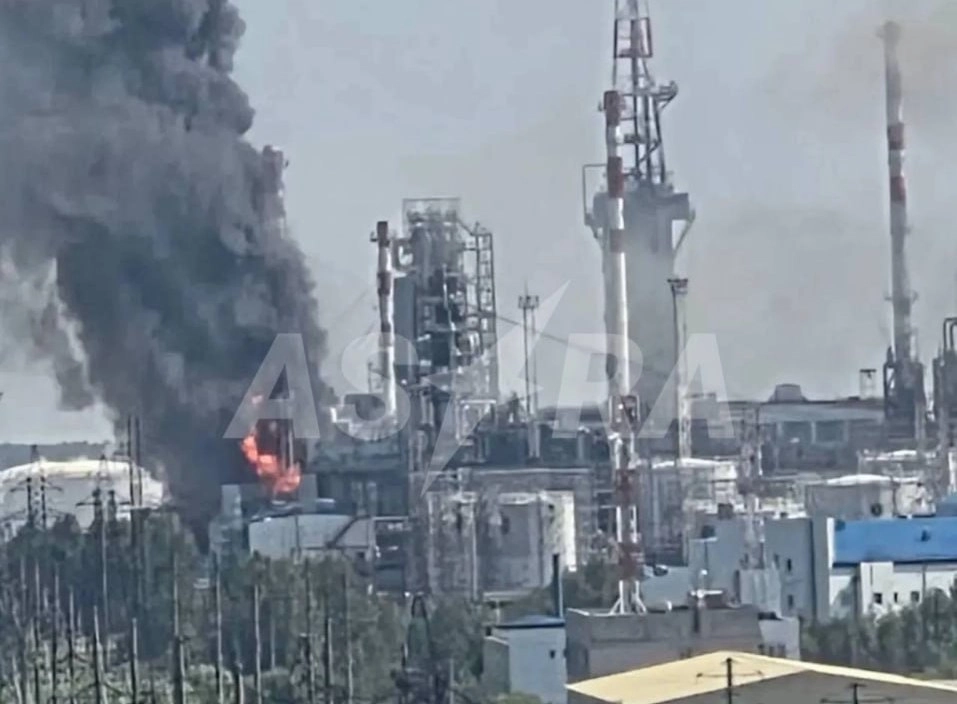 Пролетіли понад 2000 кілометрів: дрони ССО повторно уразили Тюменський НПЗ