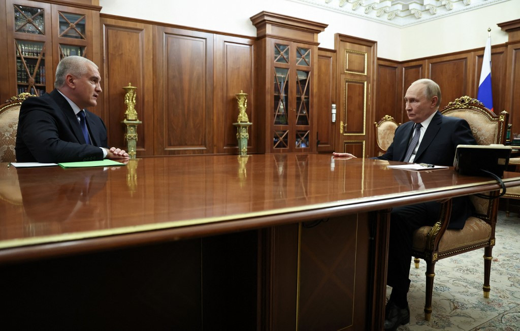 Putin Ready to Sacrifice Crimea Chief Aksyonov as Crisis Deepens, Partisans Say