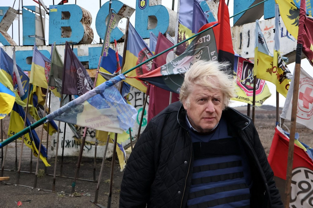 Boris Johnson Goes â Into Ukraineâ s Kill Zoneâ for New Documentary