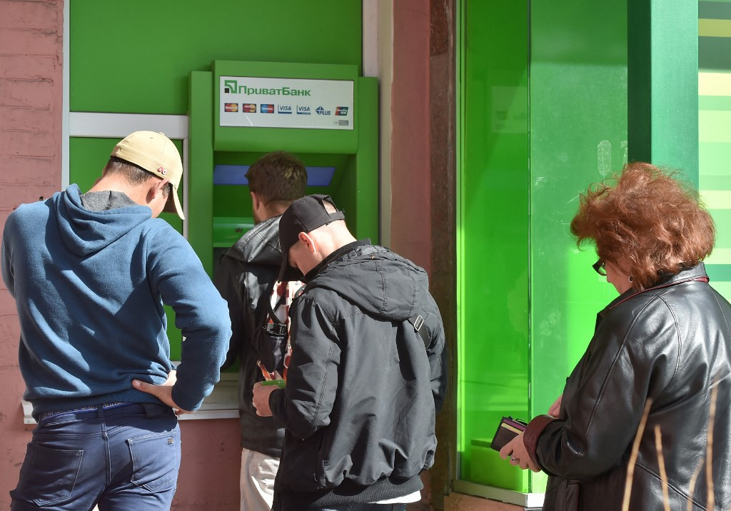 Banking Under Fire: The Math of Stability Learned by Ukraineâ s Financial Sector