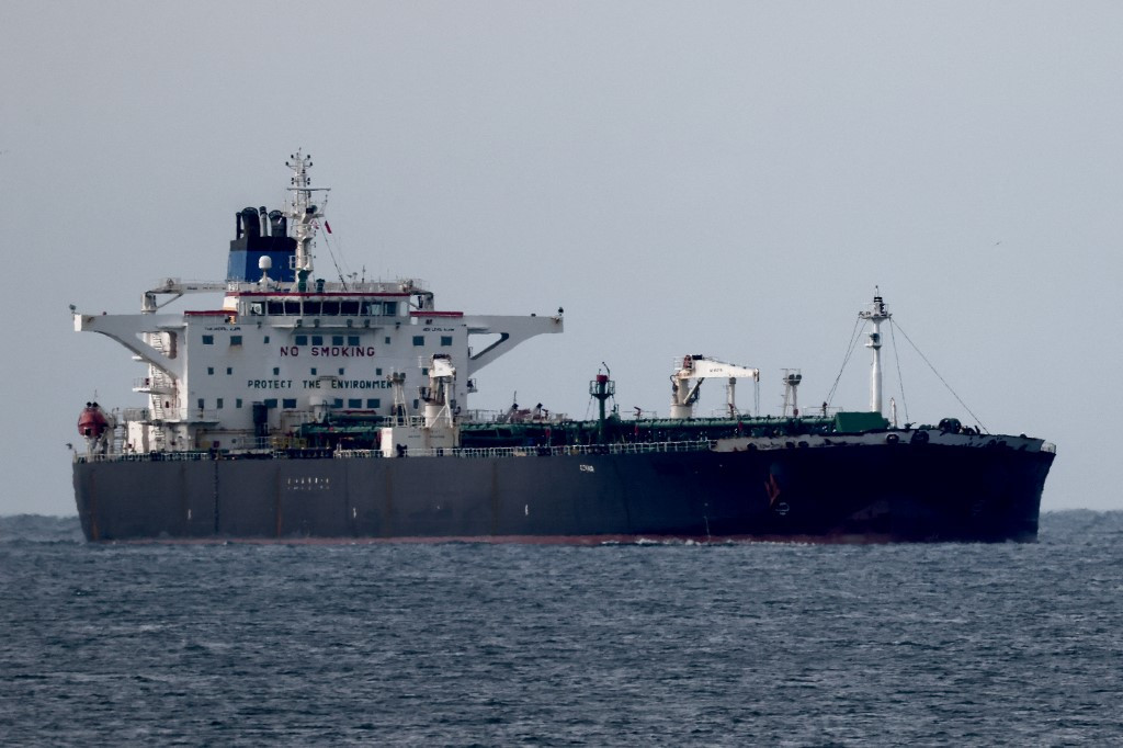 Russian ‘Shadow Fleet’ Tanker Spills Oil Near Omani Nature Reserve After Explosions