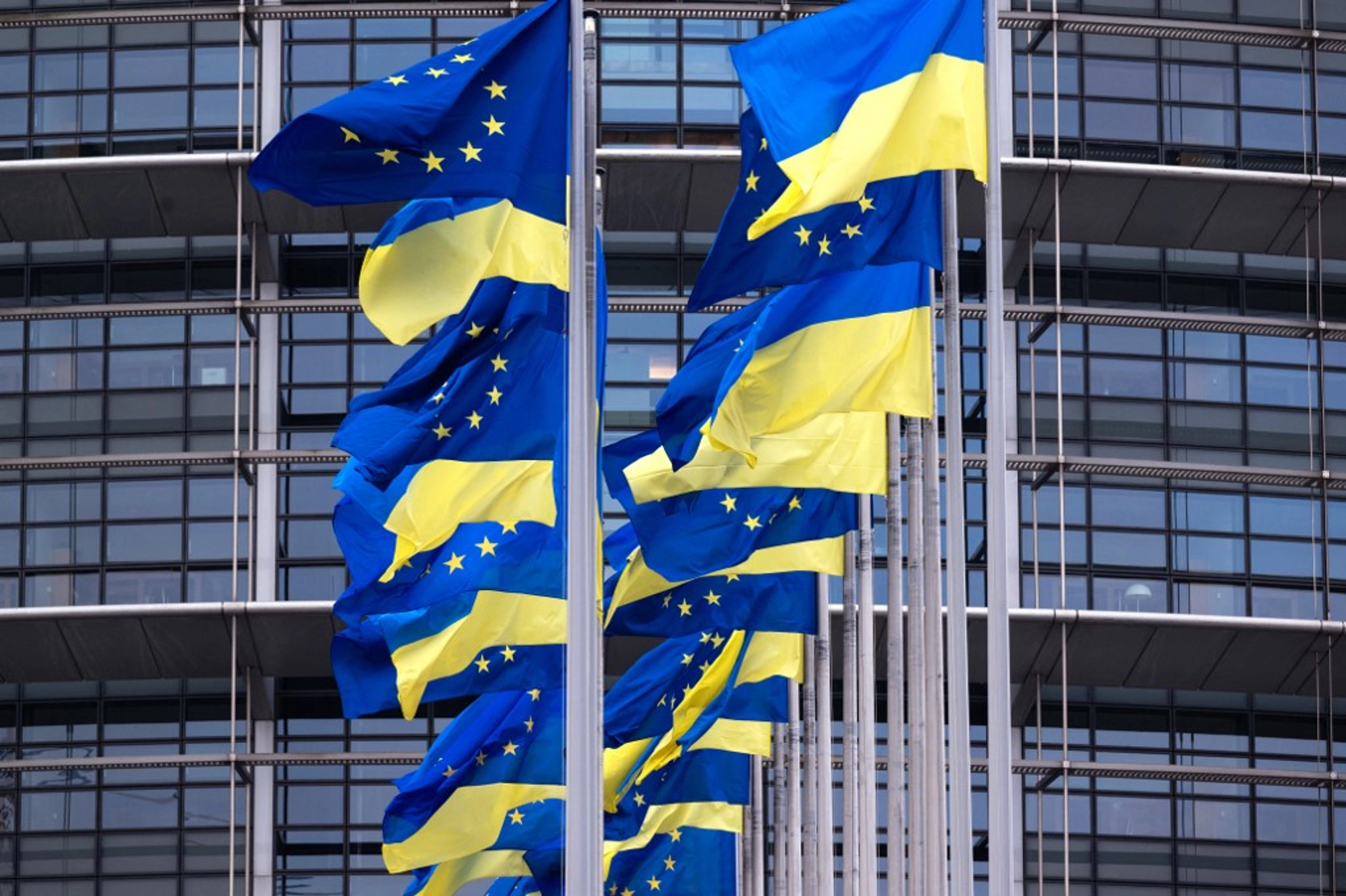 Η ΕΕ ύψωσε την ουκρανική σημαία στις Βρυξέλλες ενόψει της Ημέρας Ανεξαρτησίας
