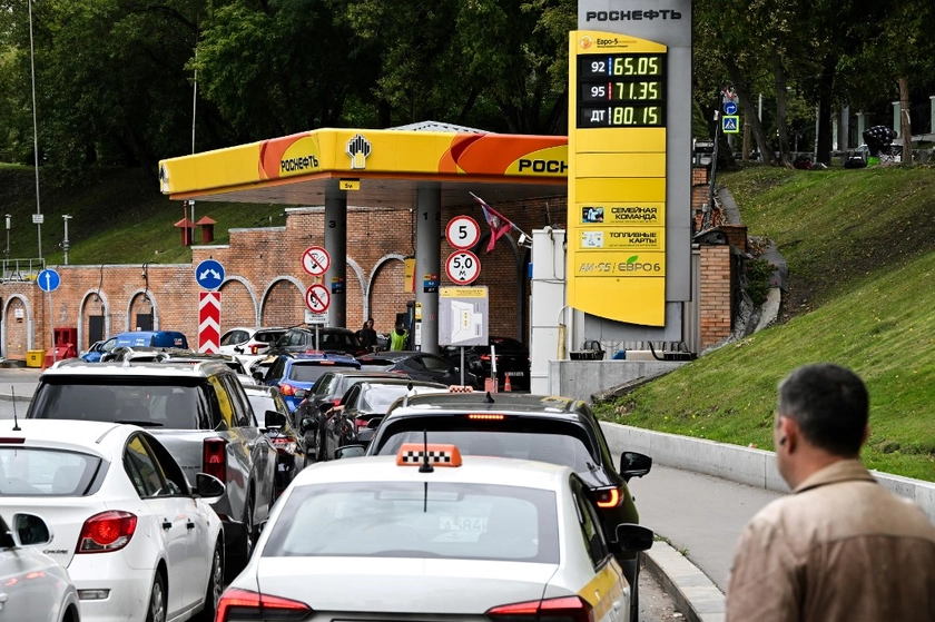 Russia Extends Fuel Export Ban Amid Record Refinery Strikes